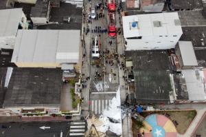 Un avion în flăcări s-a prăbuşit în mijlocul străzii, în Ecuador. Doi oameni au murit, o a treia persoană a ajuns la spital