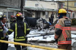 Un avion în flăcări s-a prăbuşit în mijlocul străzii, în Ecuador. Doi oameni au murit, o a treia persoană a ajuns la spital