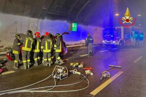 O mamă și fiica ei au murit pe loc într-o Dacie Sandero care circula pe sensul greșit, într-un tunel din Lombardia, Italia