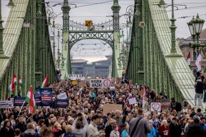 Protest cu 80.000 de oameni în stradă la Budapesta. Profesorii cer salarii mai mari, dar Viktor Orban a fost lăsat de UE fără bani