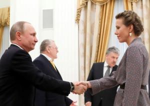 Momentul în care starul TV Ksenia Sobciak, bănuită că e fina lui Putin, fuge în Lituania