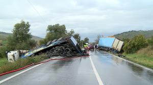 Un şofer a fost la un pas de tragedie pe un drum din Mureş. Un TIR plin cu cauciucuri s-a răsturnat pe şosea în faţa maşinii sale