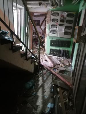 16 apartamente şi două maşini, distruse în urma unei explozii provocate de o butelie, la Vatra Dornei. O femeie de 79 de ani a ajuns la spital