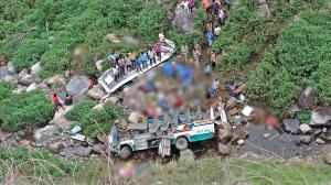 Tragedie cu cel puțin 25 de morți, după ce un autobuz s-a prăbușit într-un defileu din India. Pasagerii se îndreptau către o nuntă
