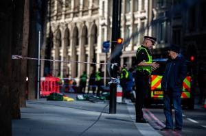 Baie de sânge în centrul Londrei: trei persoane au fost înjunghiate după ce au încercat să oprească un jaf