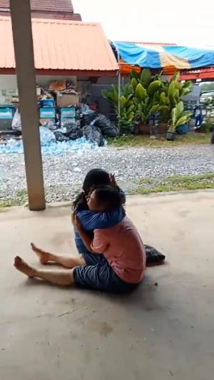 Primele imagini după atacul armat de la grădiniţa din Thailanda. Familiile celor 38 de victime, dintre care 22 erau copii, au ajuns la locul măcelului