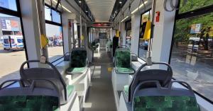 Cum arată noile tramvaie, care vor circula curând în Bucureşti. Sunt dotate cu aer condiţionat, prize USB şi camere video