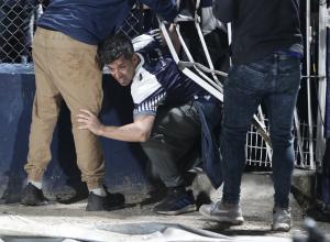 Un suporter din Argentina a murit pe stadion din cauza gazelor lacrimogene folosite de poliţişti. Meciul a fost suspendat