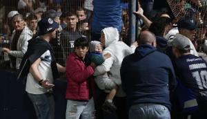 Un suporter din Argentina a murit pe stadion din cauza gazelor lacrimogene folosite de poliţişti. Meciul a fost suspendat