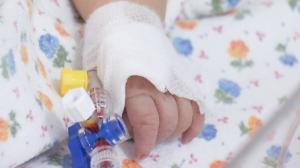 Un bebeluş din Vrancea a ajuns la spital cu o foarfecă înfiptă în cap. Mama dă vina pe sora de 1 an