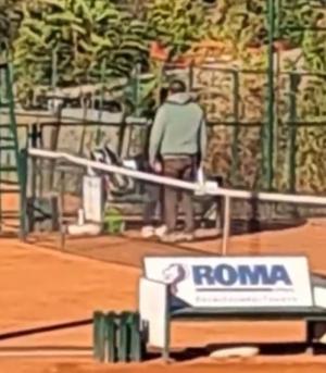 Jucătoare de tenis de 14 ani, bătută cumplit de tată chiar pe teren. Imagini revoltătoare, filmate în Serbia