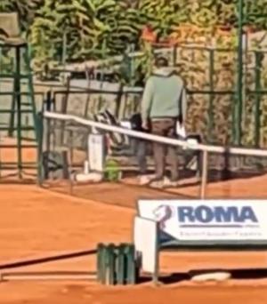 Jucătoare de tenis de 14 ani, bătută cumplit de tată chiar pe teren. Imagini revoltătoare, filmate în Serbia