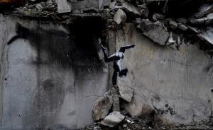 Celebrul artist Banksy a ajuns în Ucraina şi pune graffiti pe clădirile bombardate de ruşi: ipostază în care a fost "pictat" Putin