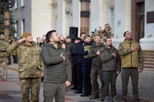 Ceremonie oficială la Herson. Zelenski a intonat imnul naţional al Ucrainei în faţa militarilor şi a localnicilor