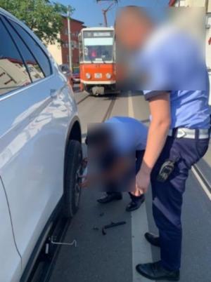 Un poliţist din Cluj, acuzat că a violat o tânără în timpul unei petreceri. Iubitul femeii se afla într-o cameră alăturată şi nu a auzit-o ţipând din cauza muzicii
