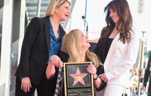 Christina Applegate, prima apariţie după diagnosticarea cu scleroză multiplă. Actriţa a primit o stea pe bulevardul Walk of Fame