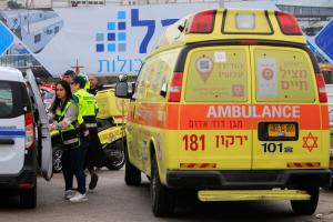 Un palestinian a înjunghiat şi călcat cu maşina mai mulţi israelieni. Trei persoane au murit. Bărbatul a fost împuşcat şi ucis când încerca să fugă