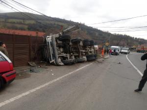 Un şofer de TIR a murit, după ce a lovit un stâlp de electricitate şi s-a răsturnat în Covasna