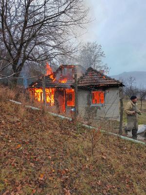 Un băieţel de un an și o fetiță de 2 ani și jumătate din Buzău au ars de vii în casă. Mama lor nu se afla cu ei în momentul tragediei