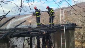 Un băieţel de un an și o fetiță de 2 ani și jumătate din Buzău au ars de vii în casă. Mama lor nu se afla cu ei în momentul tragediei