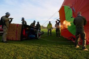 Premieră pentru paraşutiştii Jandarmeriei Române: salturi de la 4.000 de metri, din balonul cu aer cald, la un workshop din Cehia