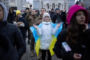 "Nu avem lumină, nu avem apă, dar avem libertate!" Ucrainenii din Herson speră din nou la pace, după plecarea trupelor ruse din oraş