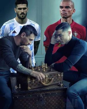 Avalanşă de glume după ce Messi şi Ronaldo au apărut împreună într-o fotografie în care joacă şah. Imaginea a cucerit internetul