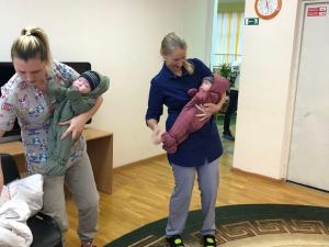 Cum au scos americanii în secret din Rusia doi bebeluşi americani, născuţi de o ucraineancă din Donbas: Au fost salvaţi, nu răpiţi