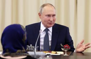 Vladimir Putin, înconjurat de mamele soldaţilor ruşi care luptă în Ucraina: Nu regret nimic, dar vă împărtăseşc suferinţa