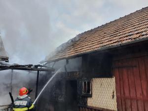 Incendiu puternic la o casă din Suceava. O bătrână a ajuns la spital cu arsuri grave, după ce i-a luat foc locuinţa