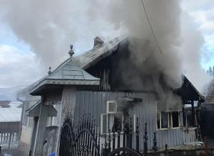 Incendiu puternic la o casă din Suceava. O bătrână a ajuns la spital cu arsuri grave, după ce i-a luat foc locuinţa