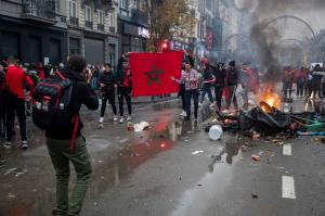 Violenţe pe străzile din Bruxelles, după ce Maroc a învins Belgia la Cupa Mondială. Suporterii au incendiat maşini şi au spart vitrinele magazinelor