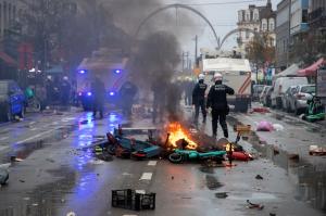 Violenţe pe străzile din Bruxelles, după ce Maroc a învins Belgia la Cupa Mondială. Suporterii au incendiat maşini şi au spart vitrinele magazinelor