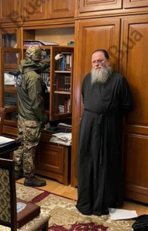 Ucrainenii care căutau spioni în Eparhia Cernăuților și a Bucovinei au găsit un tânăr de 17 ani în patul arhimandritului
