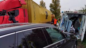 Un TIR condus de un român a strivit o ambulanță a Crucii Roșii, pe un drum din Italia. Șoferul salvării și un pacient au murit pe loc