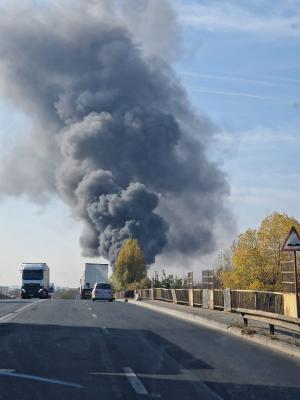 Aproape 40 de tone de deșeuri de echipamente electrice si electronice ard lângă Bucureşti. Inspectorii de mediu verifică nivelul de poluare