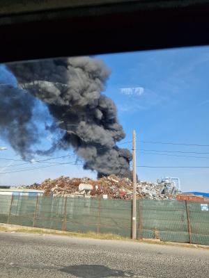 Aproape 40 de tone de deșeuri de echipamente electrice si electronice ard lângă Bucureşti. Inspectorii de mediu verifică nivelul de poluare