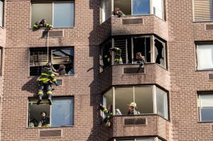 Incendiu puternic cu zeci de răniţi în New York. Momentul în care pompierii salvează o femeie de la etajul 20