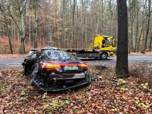 Noul supercar Audi RS e-tron GT, făcut praf în timpul unui drive test. Bolidul a rupt un copac și s-a răsturnat într-o pădure din Polonia
