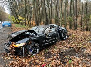 Noul supercar Audi RS e-tron GT, făcut praf în timpul unui drive test. Bolidul a rupt un copac și s-a răsturnat într-o pădure din Polonia