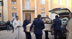 Miriam, tânăra româncă ucisă pe un drum din Italia, a fost înmormântată. Îngenunchiați de durere, părinții s-au prăbușit pe sicriu și l-au îmbrățișat