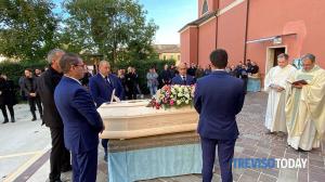 Miriam, tânăra româncă ucisă pe un drum din Italia, a fost înmormântată. Îngenunchiați de durere, părinții s-au prăbușit pe sicriu și l-au îmbrățișat
