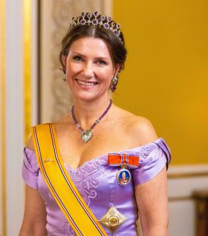 Prințesa Martha Louise a Norvegiei renunță la îndatoririle regale pentru medicina alternativă. Are o afacere cu logodnicul ei, care este un autointitulat şaman