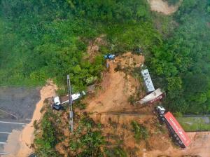 Doi morți și alți zeci de răniți, în urma unei alunecări de teren din Brazilia: "Muntele a căzut peste noi. A măturat totul"