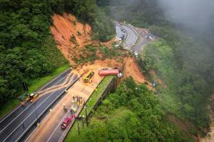 Doi morți și alți zeci de răniți, în urma unei alunecări de teren din Brazilia: "Muntele a căzut peste noi. A măturat totul"