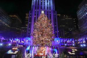 New York-ul şi-a pus straiele de sărbătoare. Aprinderea bradului de la Rockefeller Center dă startul sezonului de Crăciun