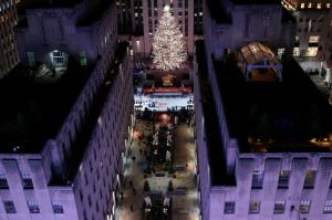 New York-ul şi-a pus straiele de sărbătoare. Aprinderea bradului de la Rockefeller Center dă startul sezonului de Crăciun