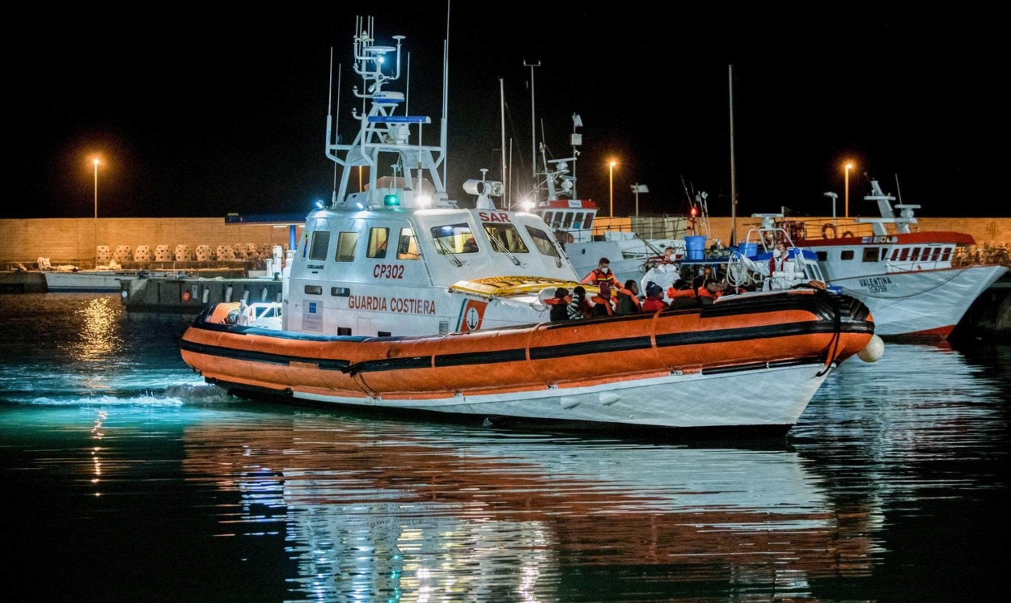 L’Italia riceve tre navi con migranti, ma dice di non cambiare politica: “Sull’immigrazione nessun cambio di posizione”