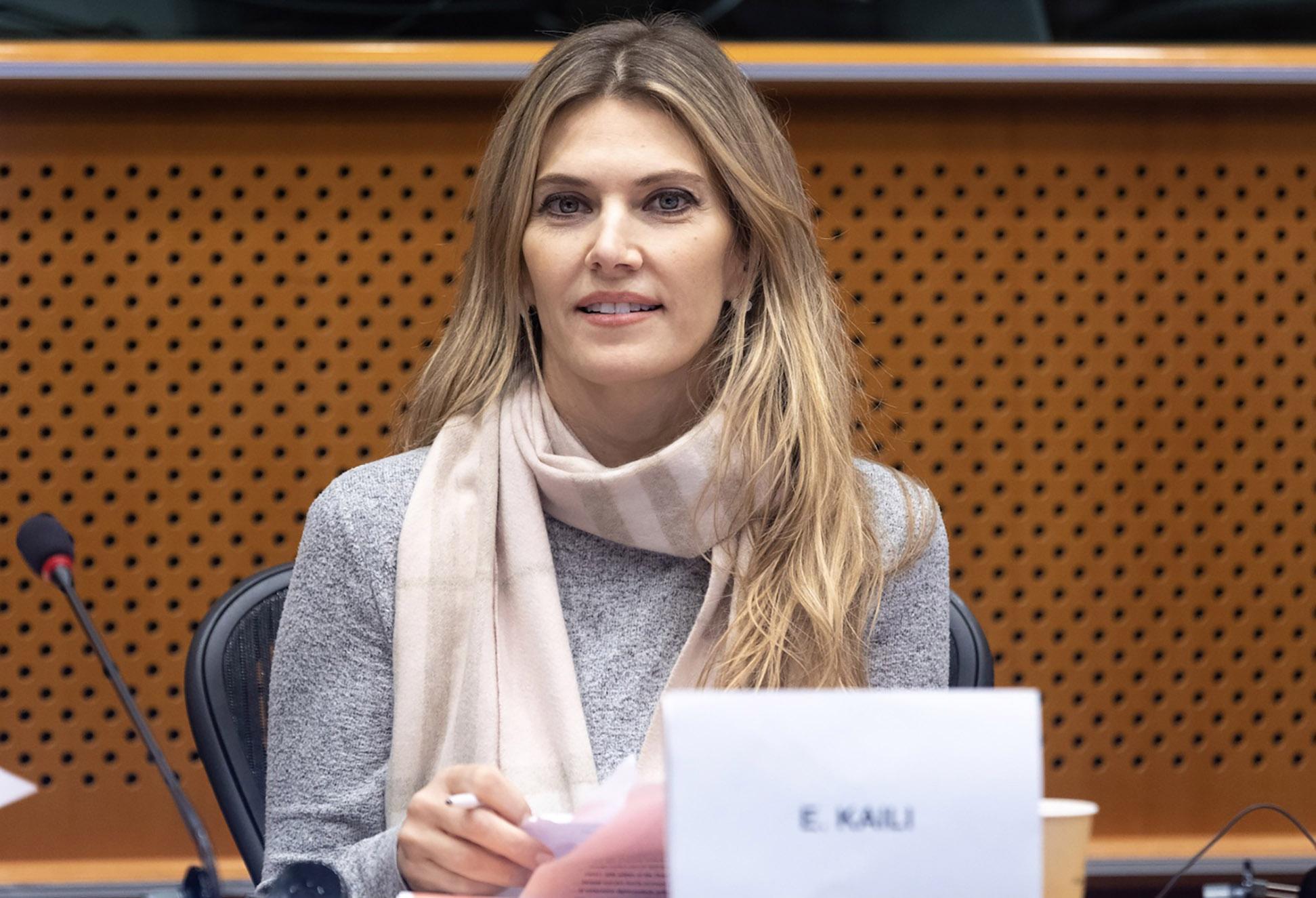 Sacchi di denaro, nella casa dell’eurodeputata Eva Kaili.  Lo scandalo che scuote il Parlamento europeo.  La Grecia ha congelato tutti i suoi beni