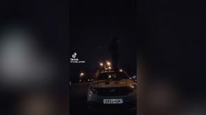 Un tânăr de 19 ani din Ploieşti s-a filmat dansând manele pe capota unei maşini de poliţie